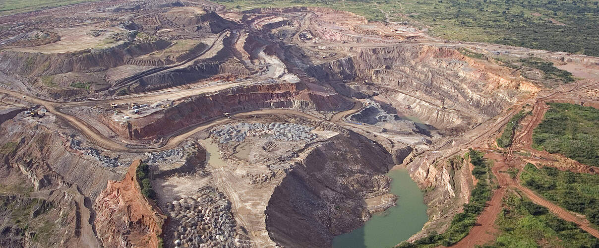 Luftansicht einer offenen Kupfer- und Kobalt-Mine mit Grabungsterrassen in Sambia.