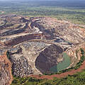 Luftansicht einer offenen Kupfer- und Kobalt-Mine mit Grabungsterrassen in Sambia.