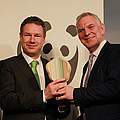 WWF-Vorstand Christoph Heinrich erhält Preis von Jochen Flasbarth, Staatssekretär des Bundesumweltministeriums © WWF