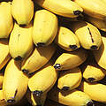 Eine Nahaufnahme von Bananen die übereinander gestapelt liegen.