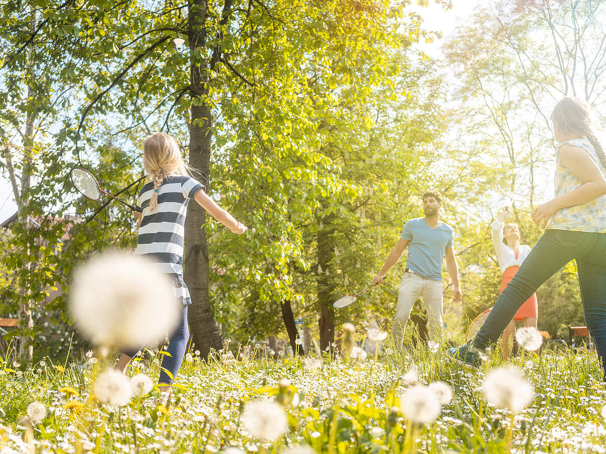 Eine Familie im Frühling spielend im Park