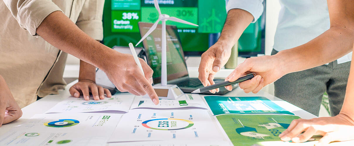 Mitarbeiter eines Unternehmens im Büro © Weedezign/iStock/GettyImages