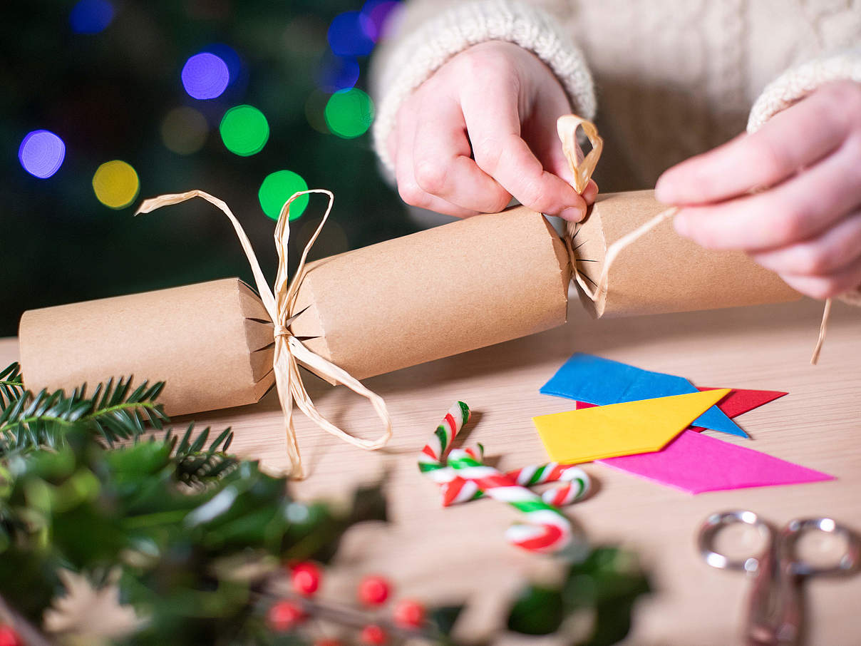 Knallbonbon als Silvesterkracher © DaisyDaisy / iStock / GettyImages