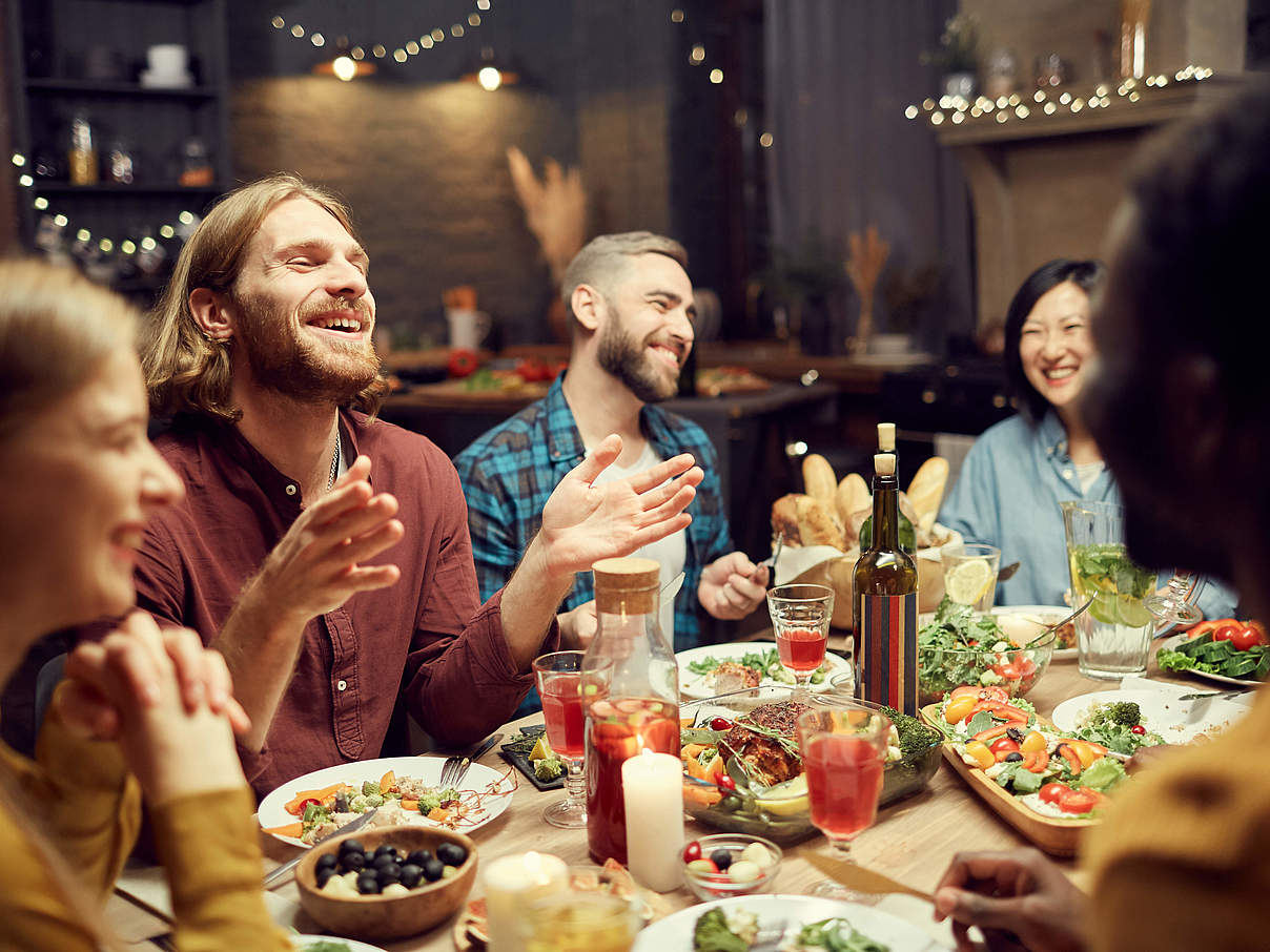 Silvester-Feier mit Freund:innen © Getty Images Silvester-Feier mit Freund:innen © Getty Images