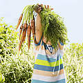 Kind mit Möhren aus dem Garten © Ulza / GettyImages