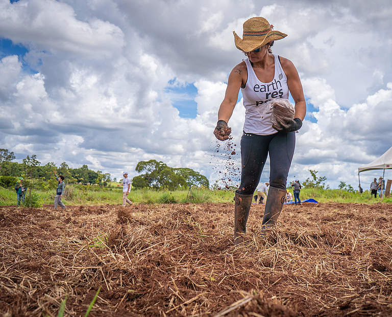 Verschiedene Samen werden bei der Muvuca-Methode gemischt und zusammen mit Erde ausgebracht © Silas Ismael / WWF-Brazil