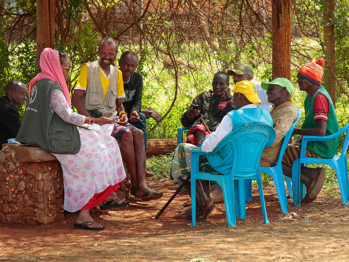 Diskussion der Dorfältesten Hirten in Kenia © Nature and People as One / WWF Diskussion der Dorfältesten Hirten in Kenia © Nature and People as One / WWF