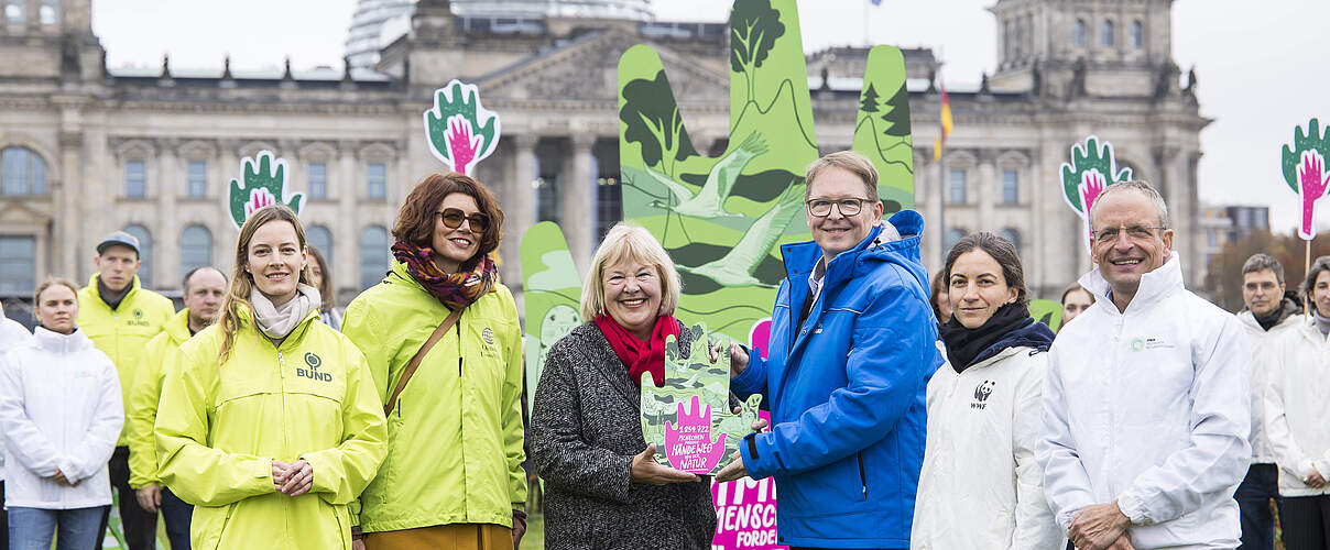 NABU-Präsident Jörg-Andreas Krüger übergab stellvertretend für die Umweltverbände die Petition "Hands off Nature" vor dem Reichstagsgebäude in Berlin an die Parlamentarische Staatssekretärin Bettina Hagedorn.