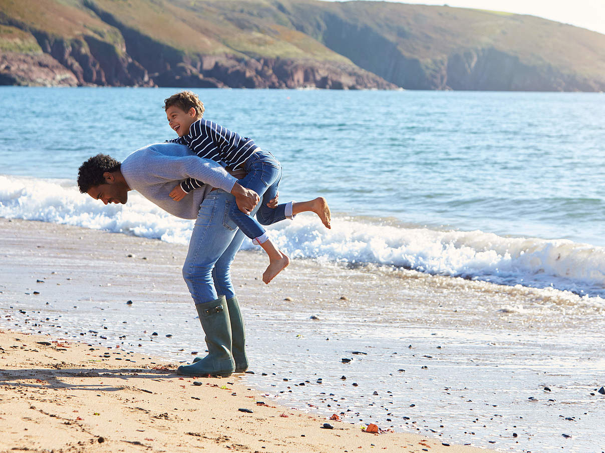 Familie am Strand © Shutterstock