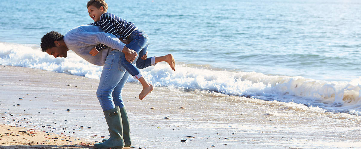 Familie am Strand © Shutterstock