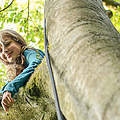 Ein Mädchen oben im Baum beim WWF-Jugendcamp © Peter Jelinek