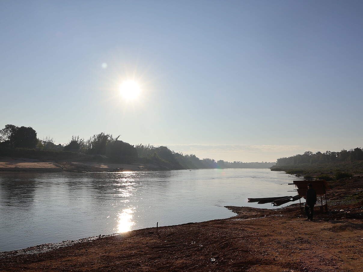 Fähranlegestelle und Fischerboote am Xe-Banghieng in Laos