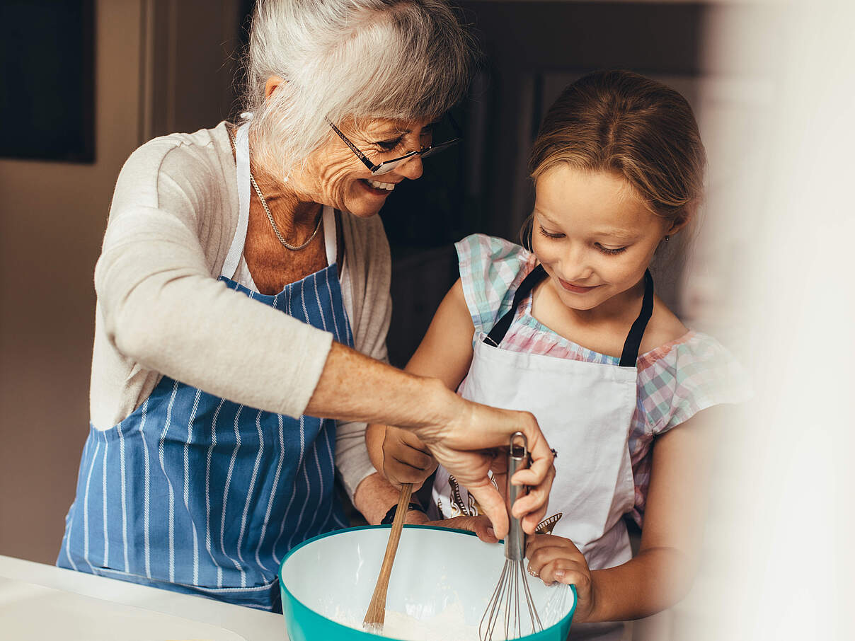 Gemeinsames Backen macht Spaß © GettyImages Gemeinsames Backen macht Spaß © GettyImages
