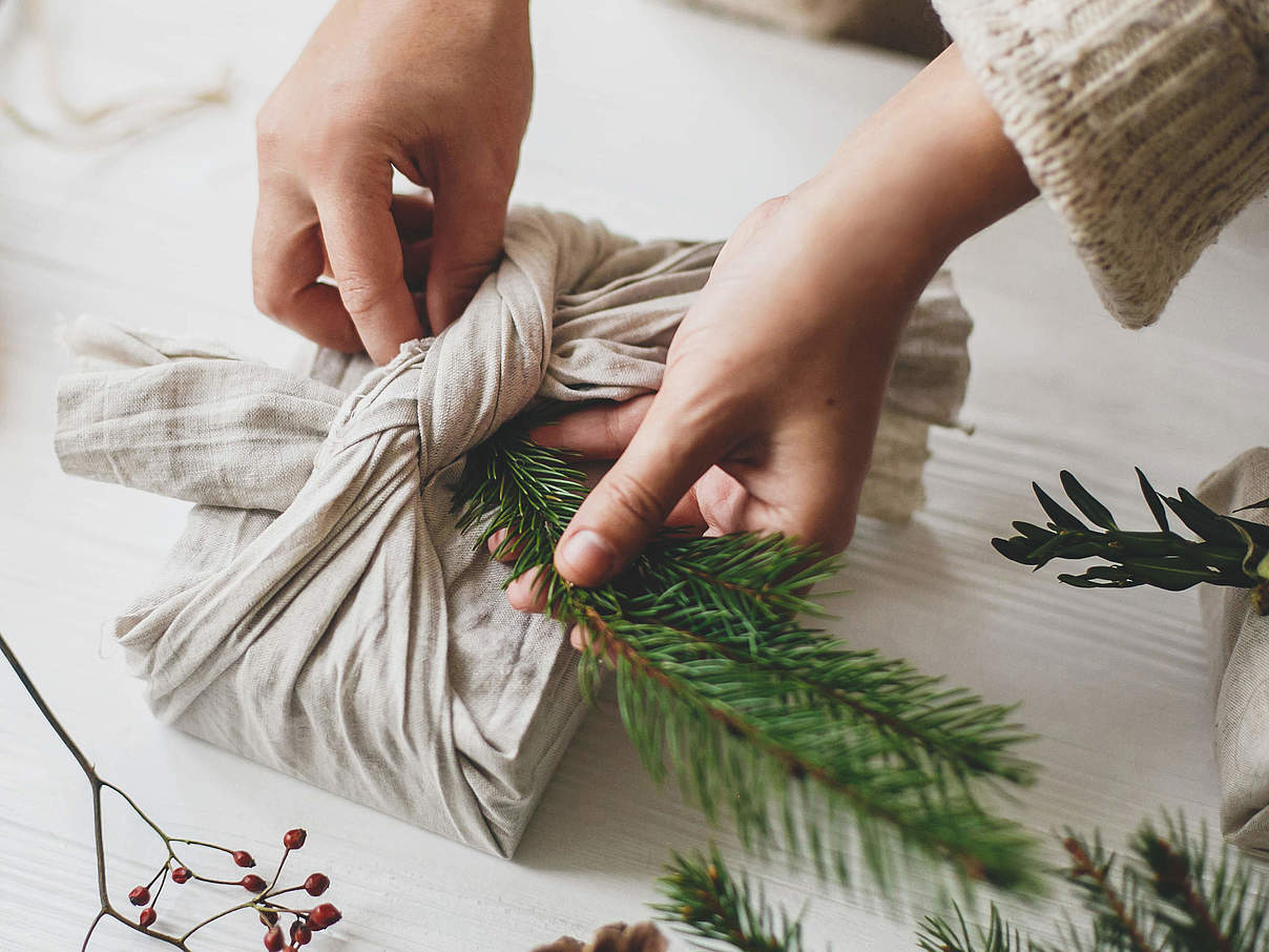 Weihnachtsgeschenke kreativ und nachhaltig verpacken © Bogdan Kurylo / Getty Images
