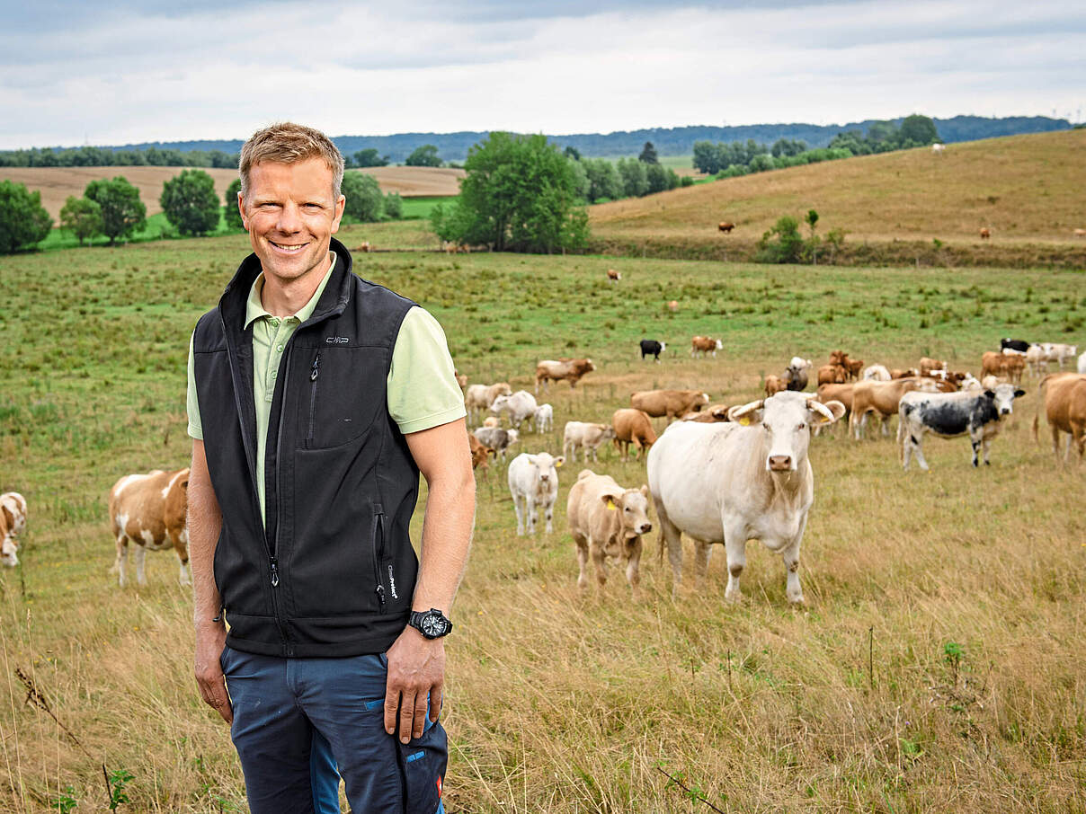 Der Gewinner Ostsee-Landwirt des Jahres 2025: Christian Rohlfing vor seiner Rinderherde.