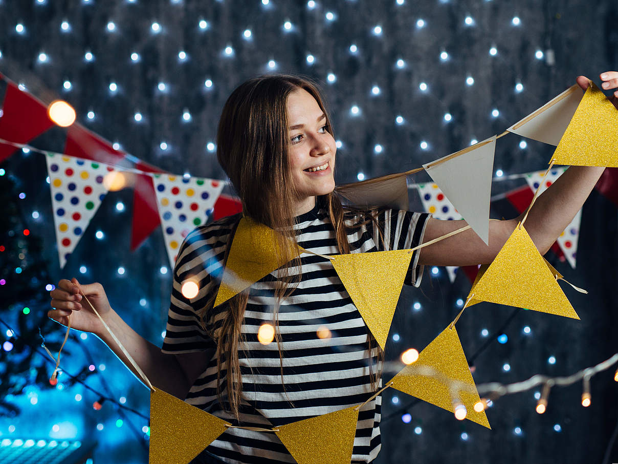 Wimpelkette als Deko für die Silvesterparty © iStock / GettyImages