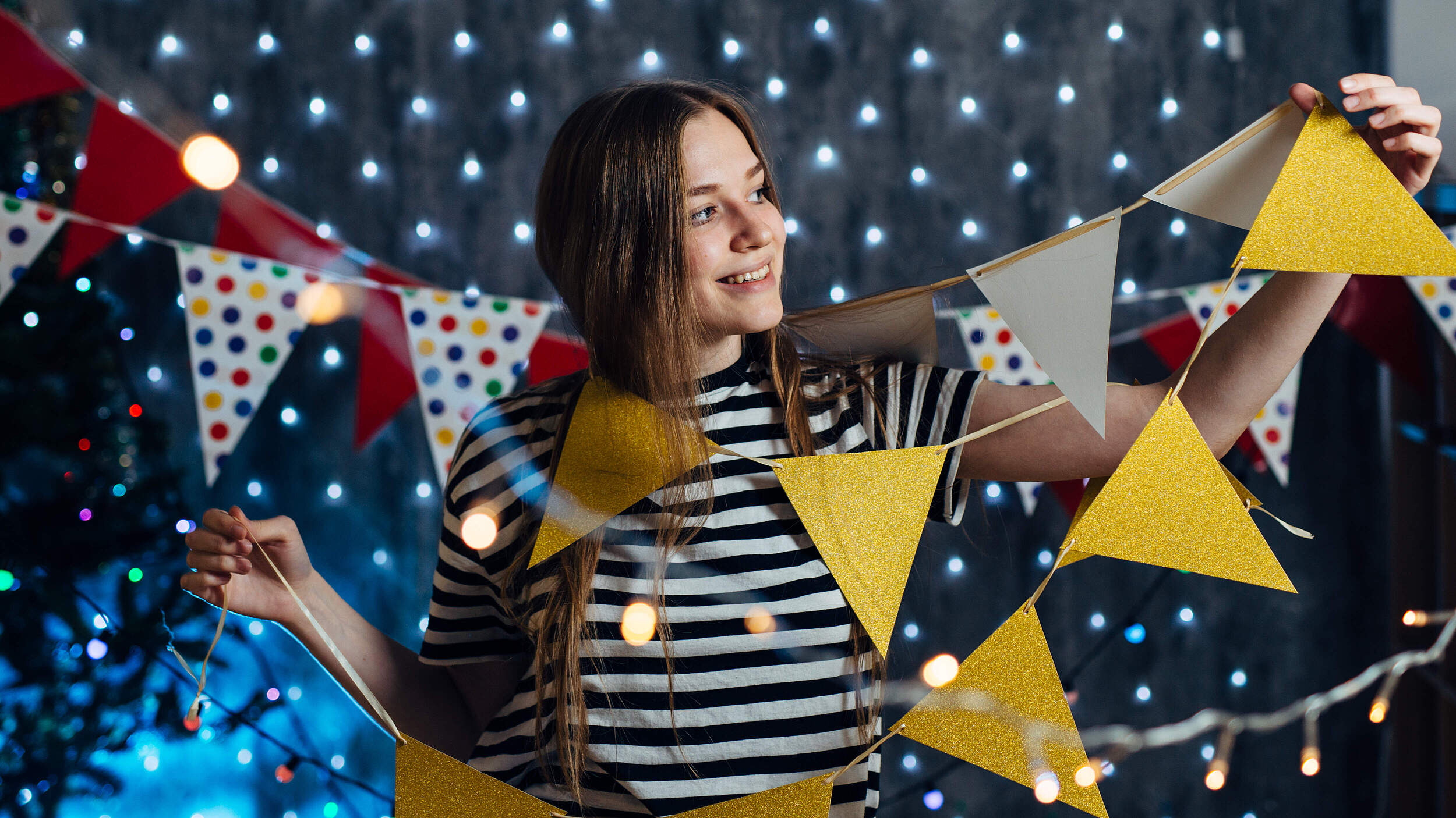 Wimpelkette als Deko für die Silvesterparty © iStock / GettyImages