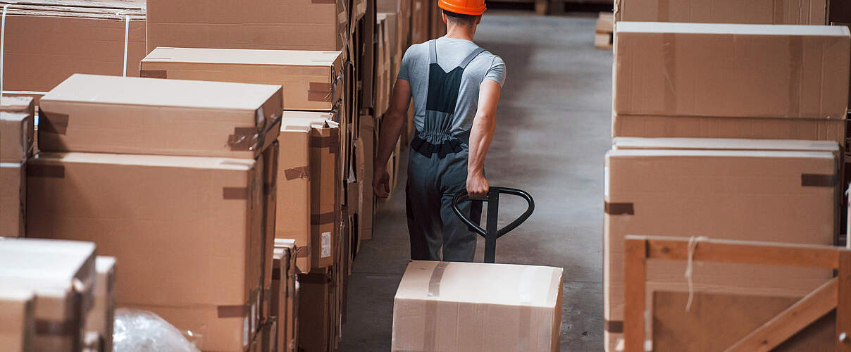 Lagerhaus mit Paketen © standret / Gettyimages