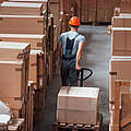 Lagerhaus mit Paketen © standret / Gettyimages