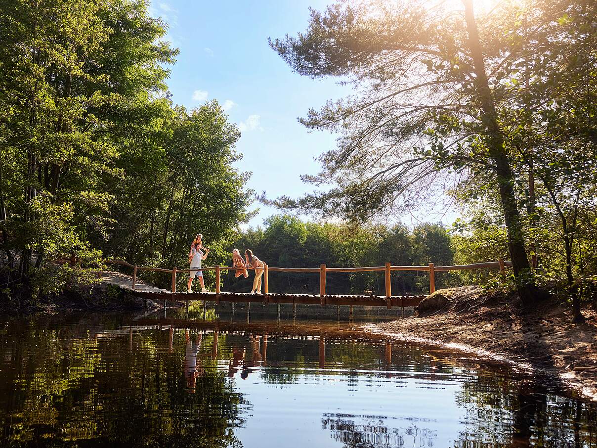 Familie auf Holzsteg an einem See © centerparcs