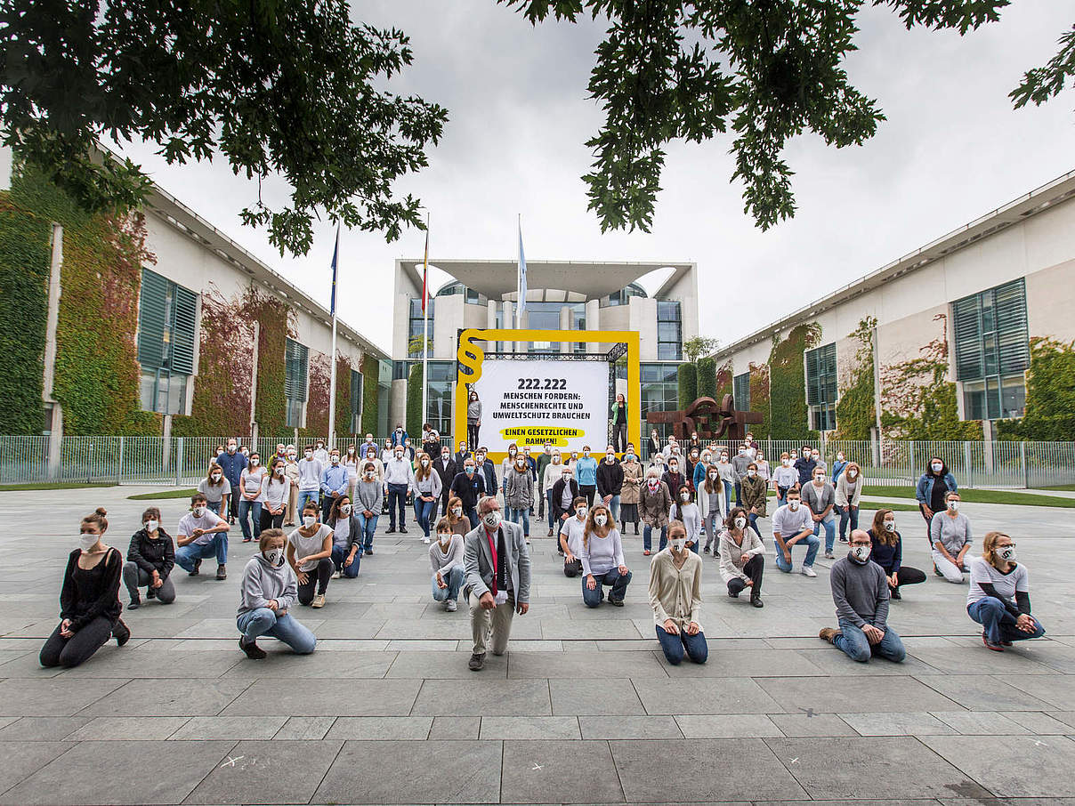 Die Übergabe der Lieferkettenpetition vor dem Kanzleramt © Sina Niemeyer / Greenpeace