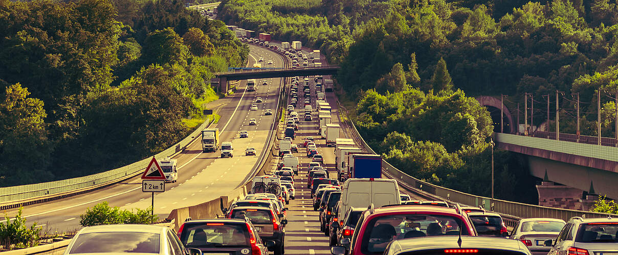 Stau auf der Autobahn @ Tim Siegert-batcam / iStock / Getty Images
