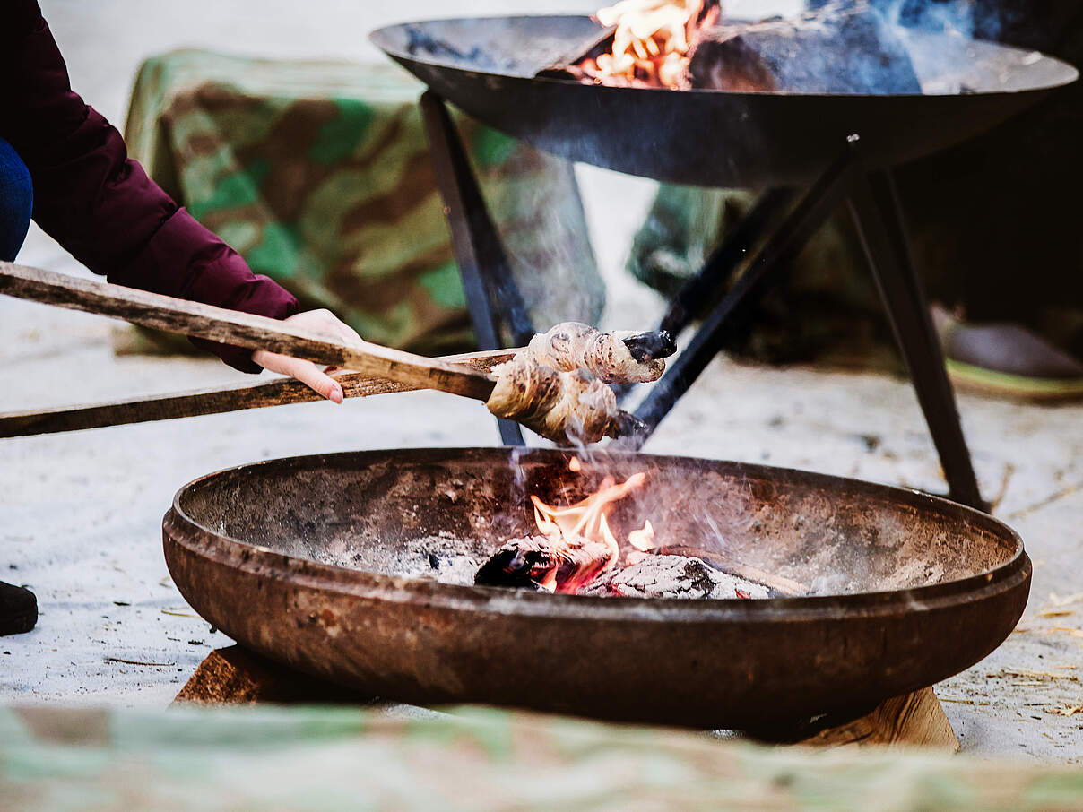 Stockbrot am Feuer backen 
