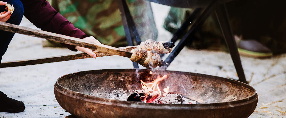 Stockbrot am Feuer backen 