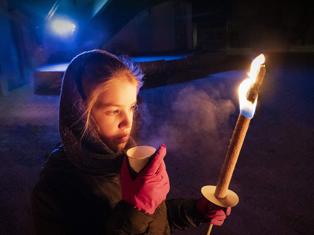 Mit selbstgemachten Fackeln das neue Jahr begrüßen © iStock GettyImages