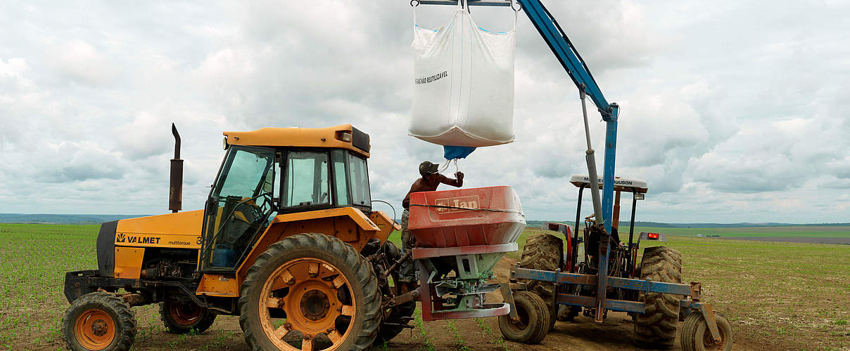 Arbeit auf der Sojaplantage © Peter Caton / WWF UK