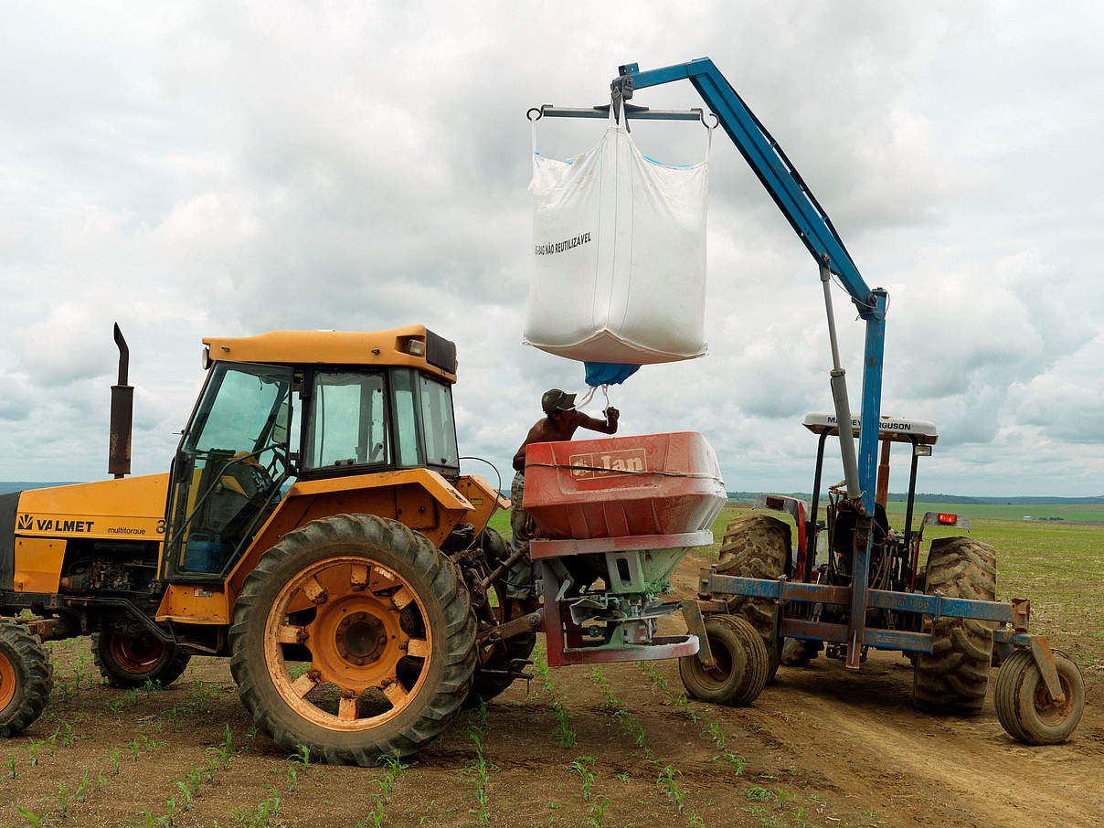 Arbeit auf der Sojaplantage © Peter Caton / WWF UK