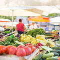 Gemüsestand auf einem Wochenmarkt © iStock / GettyImages
