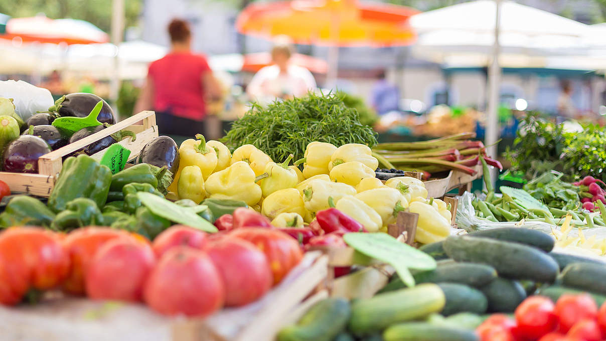 Gemüsestand auf einem Wochenmarkt © iStock / GettyImages