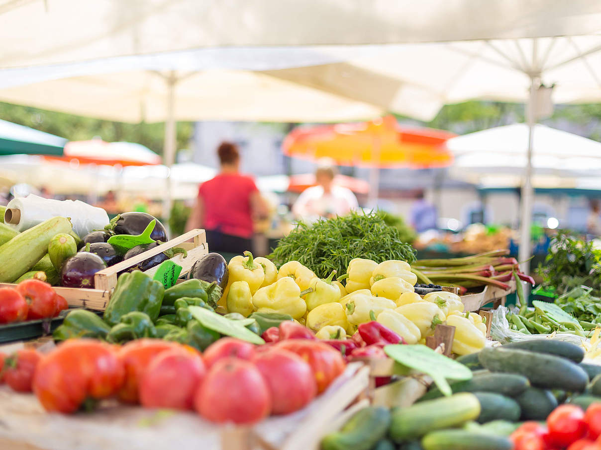 Gemüsestand auf einem Wochenmarkt © iStock / GettyImages