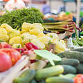Gemüsestand auf einem Wochenmarkt © iStock / GettyImages