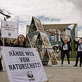 Aktion am Kanzleramt in Berlin im Rahmen der HandsOffNature Kampagne © Gordon Welters / WWF