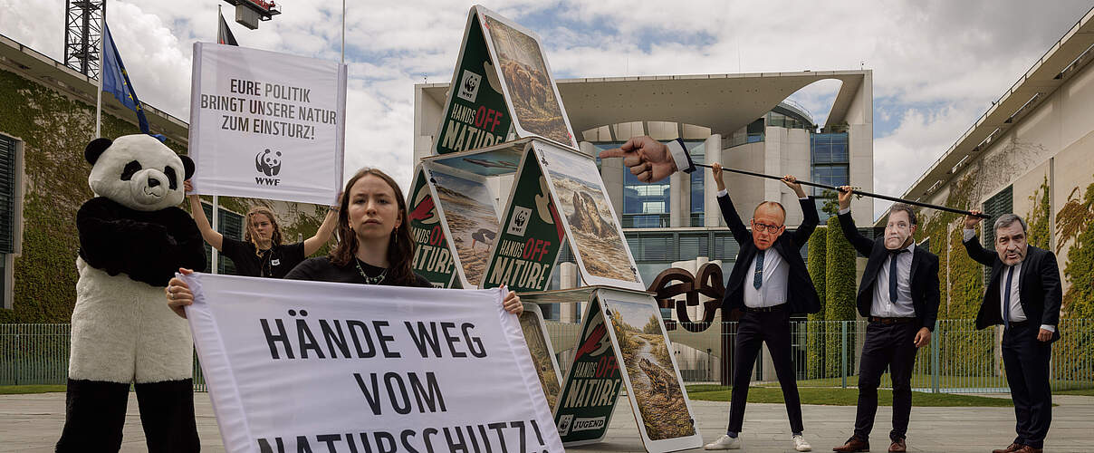 Aktion am Kanzleramt in Berlin im Rahmen der HandsOffNature Kampagne © Gordon Welters / WWF