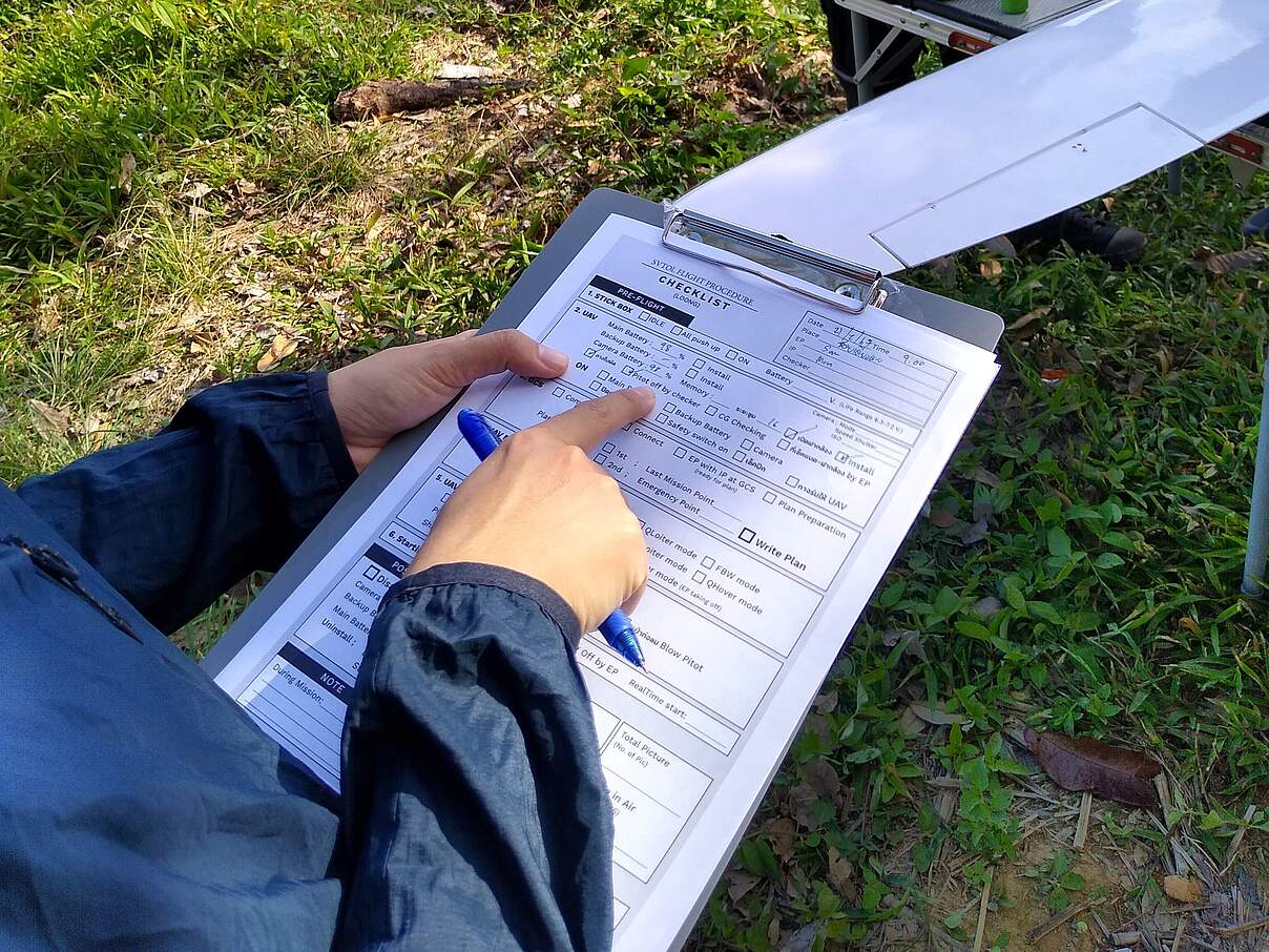 Vor jedem Drohnenflug geht das Team die Checkliste durch © Susanne Gotthardt / WWF Deutschland