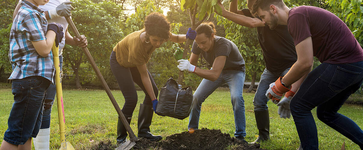 Gemeinsam anpacken und einen Baum pflanzen © GettyImages