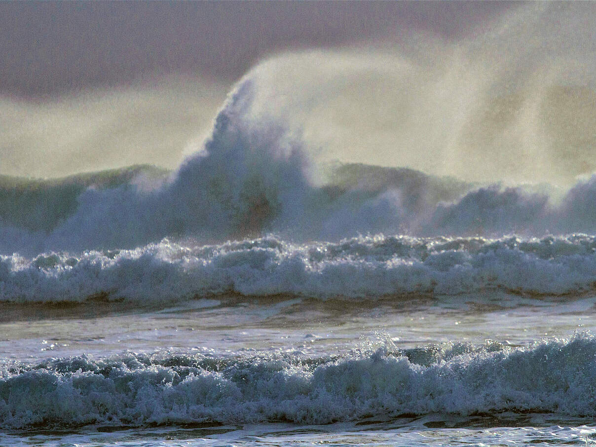 Wellen brechen an einem Strand 