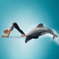 Kristin Rübesamen macht den Delfin für den Delfin. © Yogagold / Per Kasch