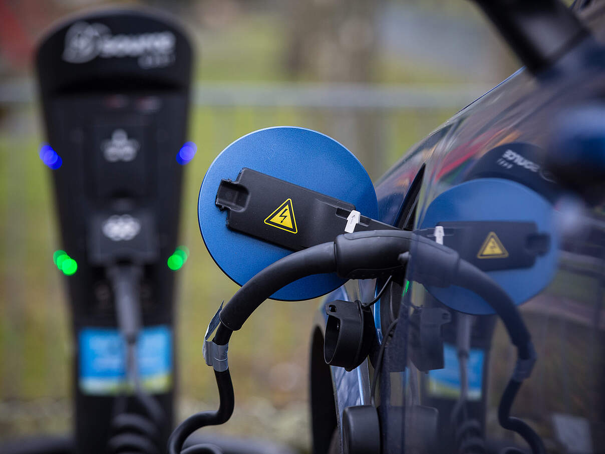 Elektroauto an der Ladestation © Elizabeth Dalziel / WWF-UK Elektroauto an der Ladestation © Elizabeth Dalziel / WWF-UK