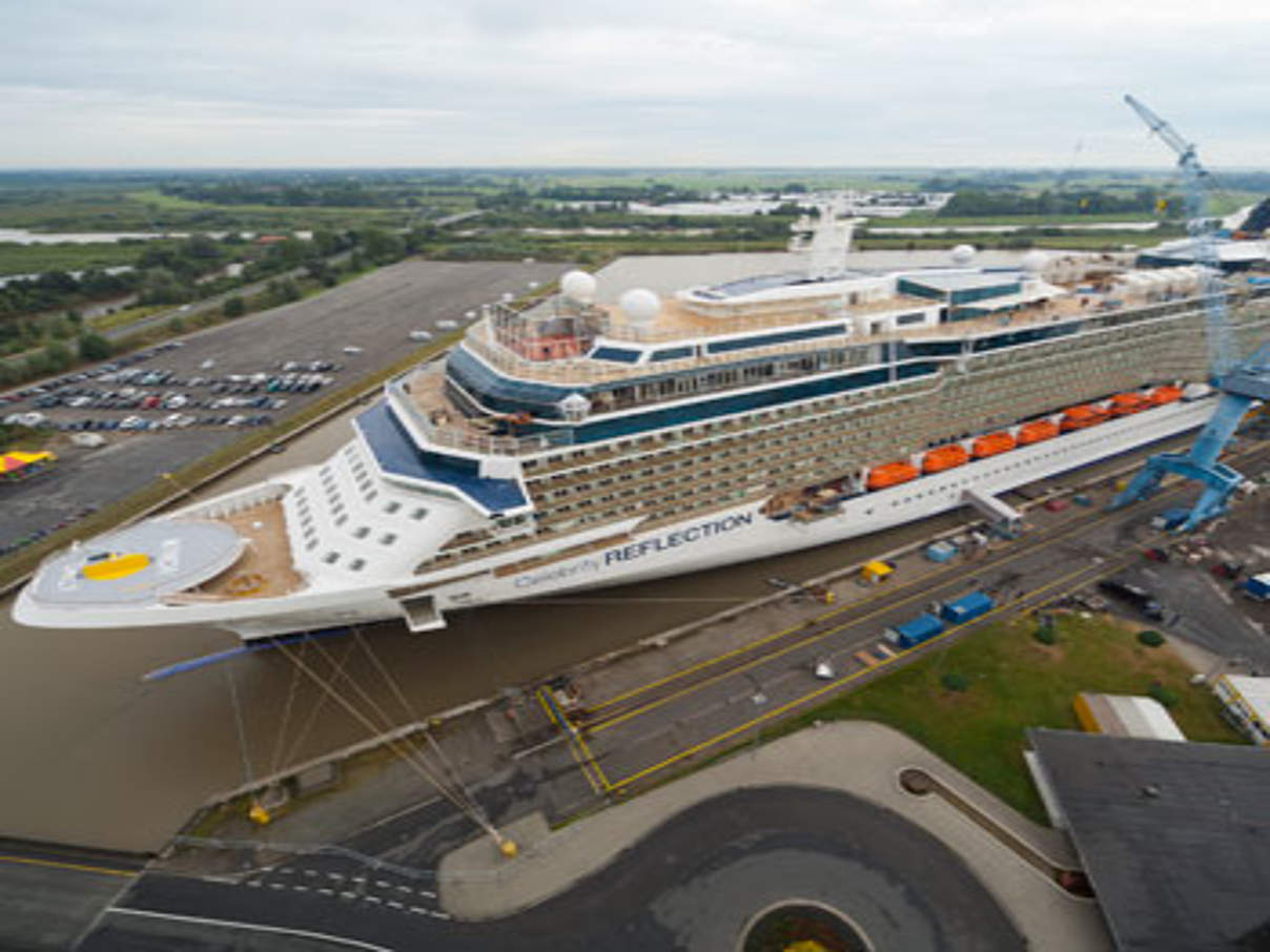 Kreuzfahrtschiffe, die sich durch die Ems zur Nordseemündung zwängen müssen, sind eine Strapaze für den Fluss. Dennoch finden sie regelmäßig statt. © Meyer Werft