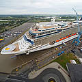 Kreuzfahrtschiffe, die sich durch die Ems zur Nordseemündung zwängen müssen, sind eine Strapaze für den Fluss. Dennoch finden sie regelmäßig statt. © Meyer Werft