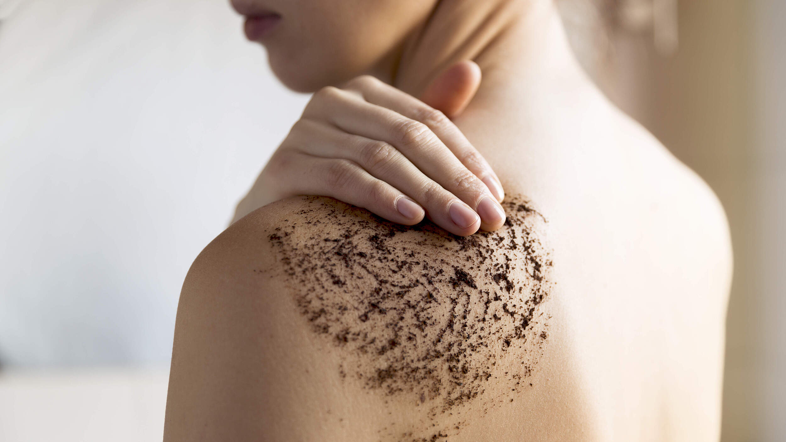 Peeling enthält Mikroplastik © artursfoto / iStock GettyImages
