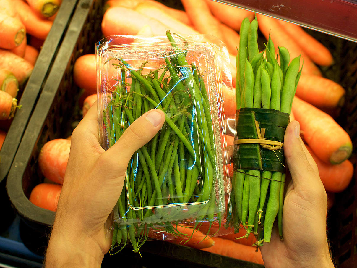 In Plastik verpacktes und komplett unverpacktes Gemüse © GettyImages