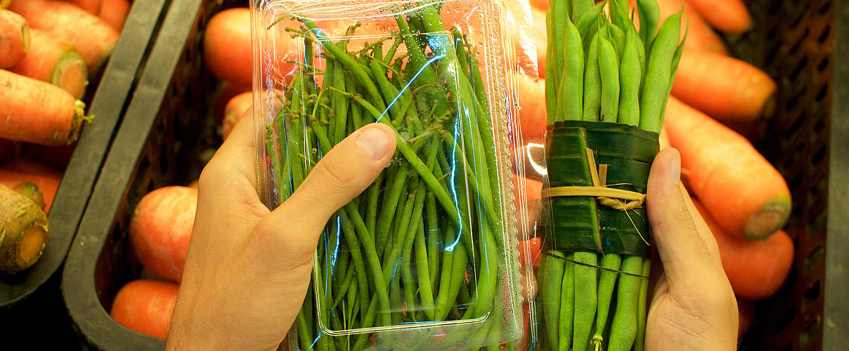 In Plastik verpacktes und komplett unverpacktes Gemüse © GettyImages