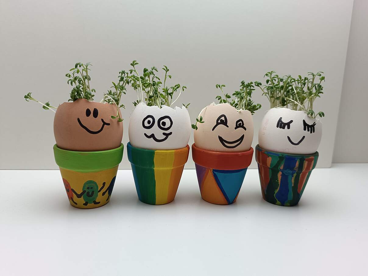 Bunte Eierbecher aus Ton mit Kresse-Eiern 