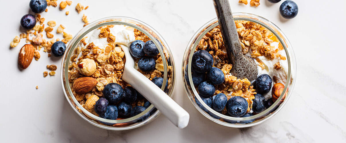 Müsli mit Beeren und Nüssen 