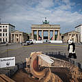 Mit einem riesigen 3D-Bild eines Tagebaus macht der WWF vor dem Konferenzgebäude auf die Umweltzerstörung aufmerksam © Daniel Seiffert / WWF